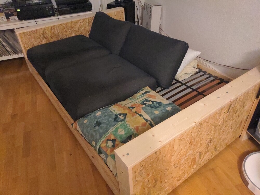 Sofa mit Lattenrosten und Sitzkissen