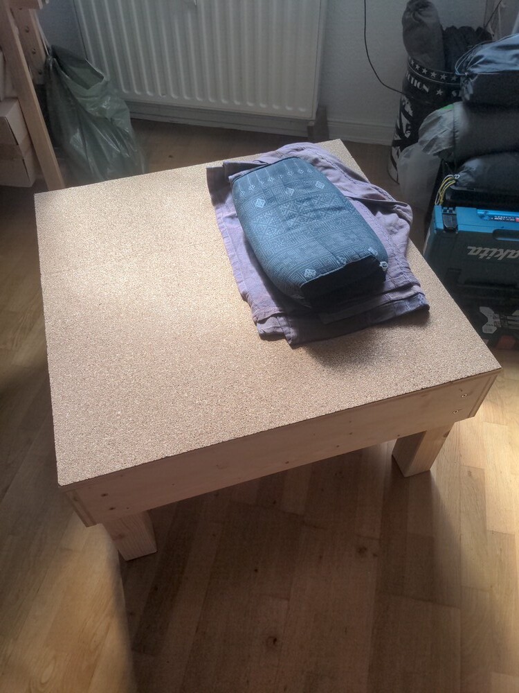 everything finished! its the stool, with the cork glued on and a yoga yoga pillow on top