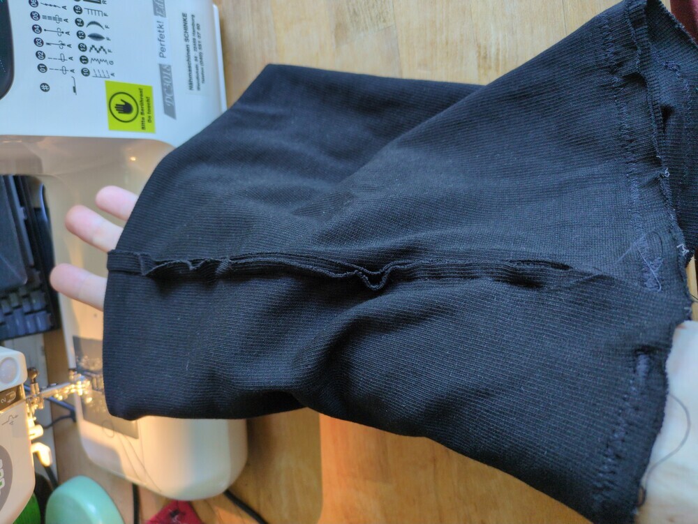 my arm in the piece of cloth, still on the “left side”.
looks right, its stretching in the right direction.